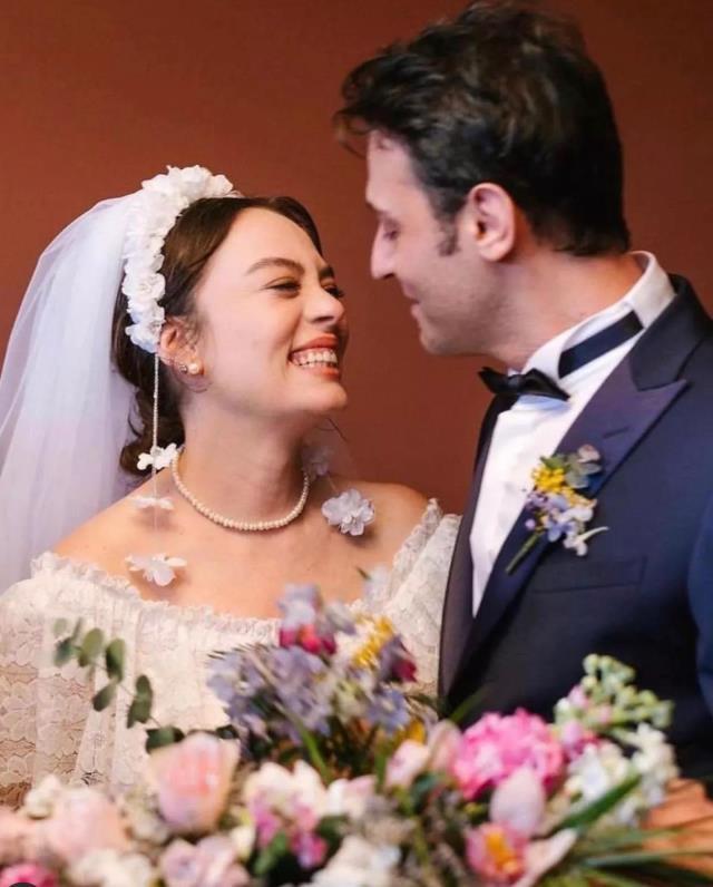 Demet Evgar'dan iddialı hamilelik pozu! Derin göğüs dekoltesi dikkat çekti Demet Evgar'dan iddialı hamilelik pozu! Derin göğüs dekoltesi dikkat çekti