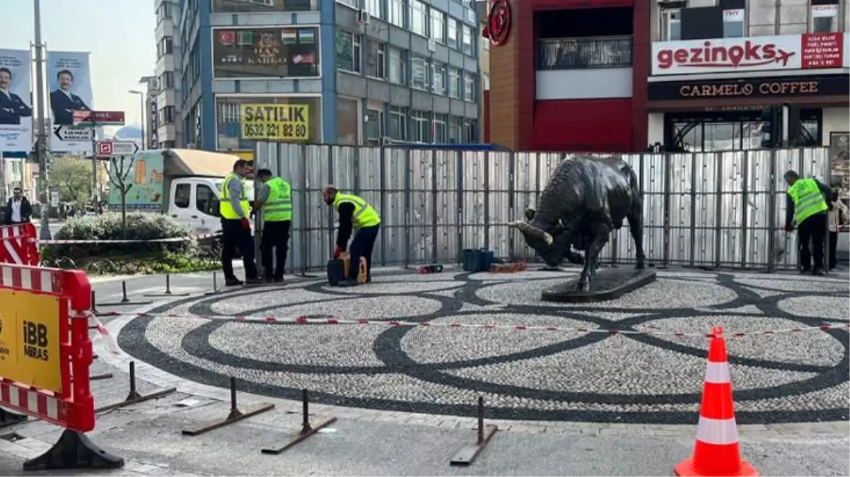 Kadıköy'ün simgesi boğa heykeli 15 gün süreyle bakıma alındı! Etrafı bariyerlerle kapatıldı
