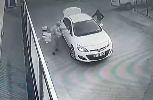 100 bin TL'lik soygun yaptılar, 80 yaşındaki adamdan sopayı yiyince kaçtılar 100 bin TL'lik soygun yaptılar, 80 yaşındaki adamdan sopayı yiyince kaçtılar