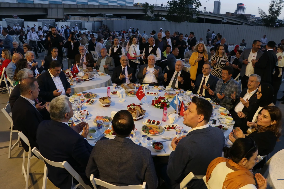 AK Parti İzmir İl Başkanlığı tarafından vefa iftarı düzenlendi