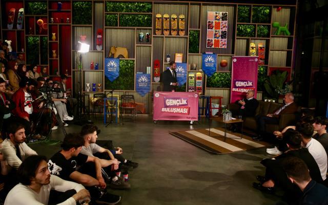 Binali Yıldırım'dan yurt dışına yerleşmek isteyen gençlere uyarı: Davulun sesi uzaktan hoş gelir Binali Yıldırım'dan yurt dışına yerleşmek isteyen gençlere uyarı: Davulun sesi uzaktan hoş gelir