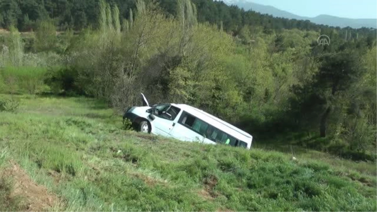 ÇANAKKALE - Şarampole devrilen minibüsteki 6 kişi yaralandı