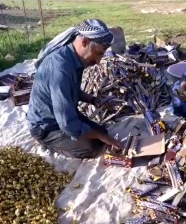 Devrilen tırdaki bayram şekerleri ile çikolatalar yağmalandı Devrilen tırdaki bayram şekerleri ile çikolatalar yağmalandı