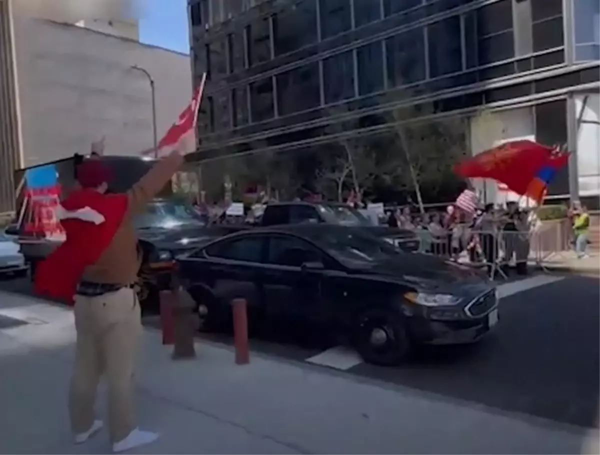 Kuruluş Osman oyuncusu Celal Al, New York'ta 1915 protestosu yapan eylemcilerin karşısına Türk bayrağı ile çıktı