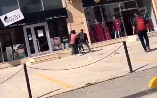 Kız meselesi yüzünden çıkan kavga, meydan muharebesine döndü! Birbirlerine acımazsızca böyle vurdular Kız meselesi yüzünden çıkan kavga, meydan muharebesine döndü! Birbirlerine acımazsızca böyle vurdular