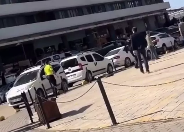 Kız meselesi yüzünden çıkan kavga, meydan muharebesine döndü! Birbirlerine acımazsızca böyle vurdular Kız meselesi yüzünden çıkan kavga, meydan muharebesine döndü! Birbirlerine acımazsızca böyle vurdular