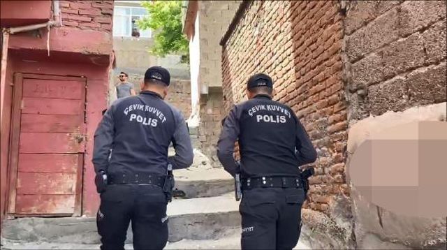Son Dakika | Husumetlisini öldürdü, evi ateşe verildi