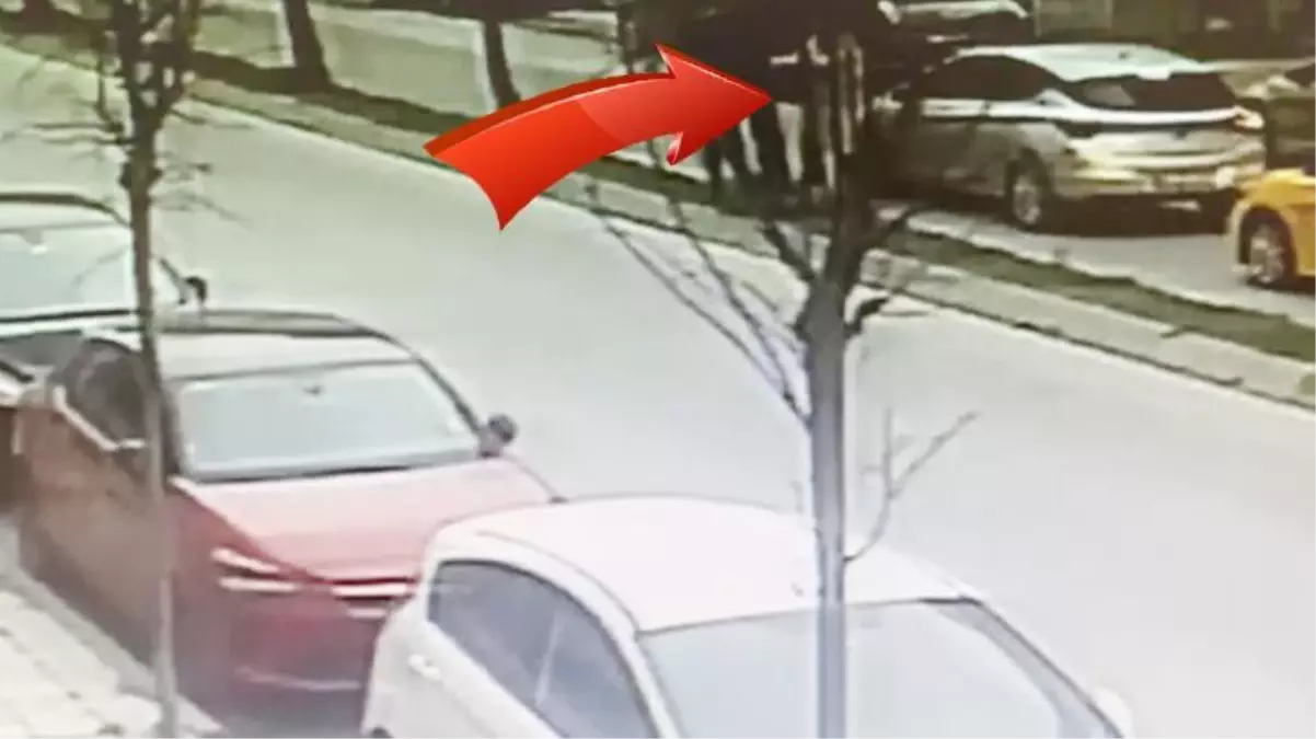 İstanbul'un göbeğinde yaşandı! Çocuklu kadının önünü kesip aracına tekmeler attı