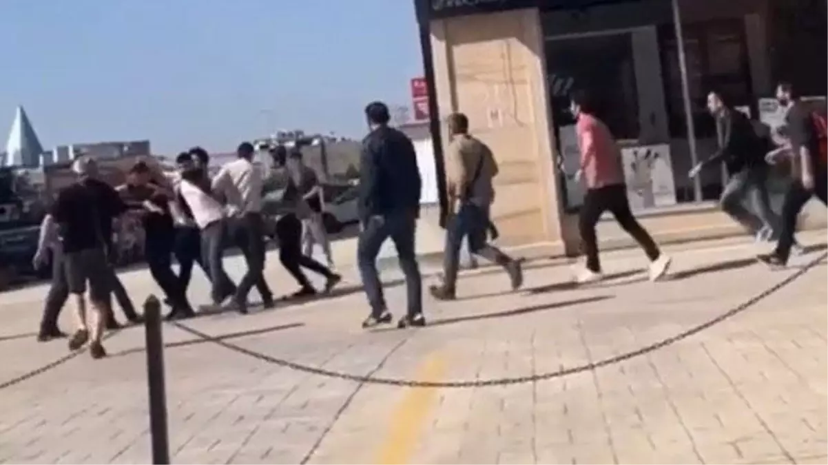 Kız meselesi yüzünden çıkan kavga, meydan muharebesine döndü! Birbirlerine acımasızca böyle vurdular