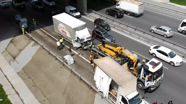 Son dakika haber... Küçükçekmece'de kaza oldu: Yüzlerce litre kimyasal madde yola döküldü