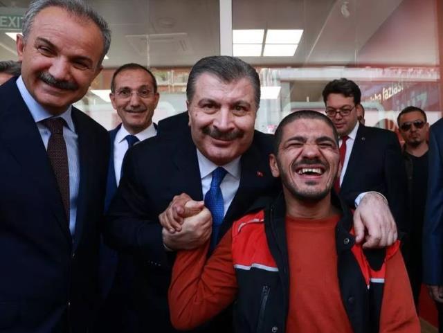 Maskeyi çıkarıp tek tek esnafla tokalaşan Bakan Koca'dan umutlandıran sözler: Bayramı bayram gibi yaşayacağız