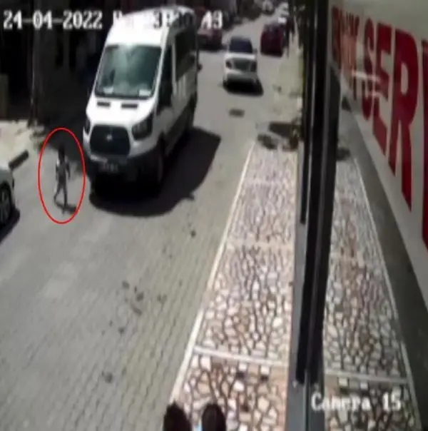 Aniden yola fırlayan 2 yaşındaki çocuk, minibüsün altında kalarak hayatını kaybetti