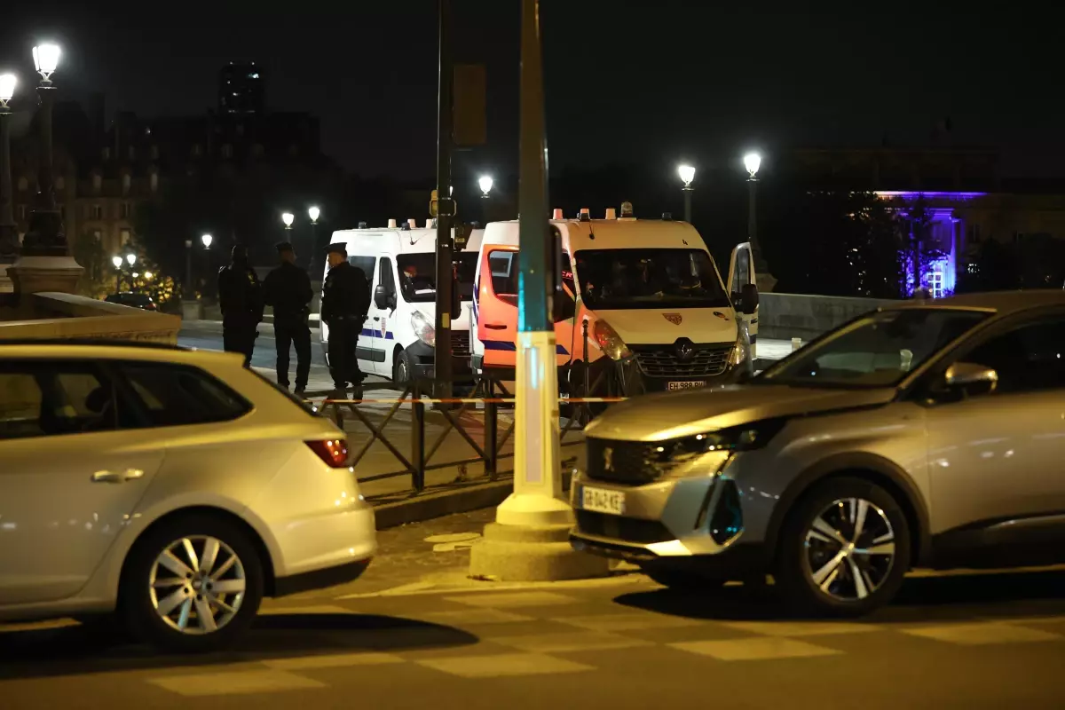 Son Dakika | Paris'te polis 'dur' ihtarına uymayan sürücünün aracına ateş açtı, 2 kişi öldü
