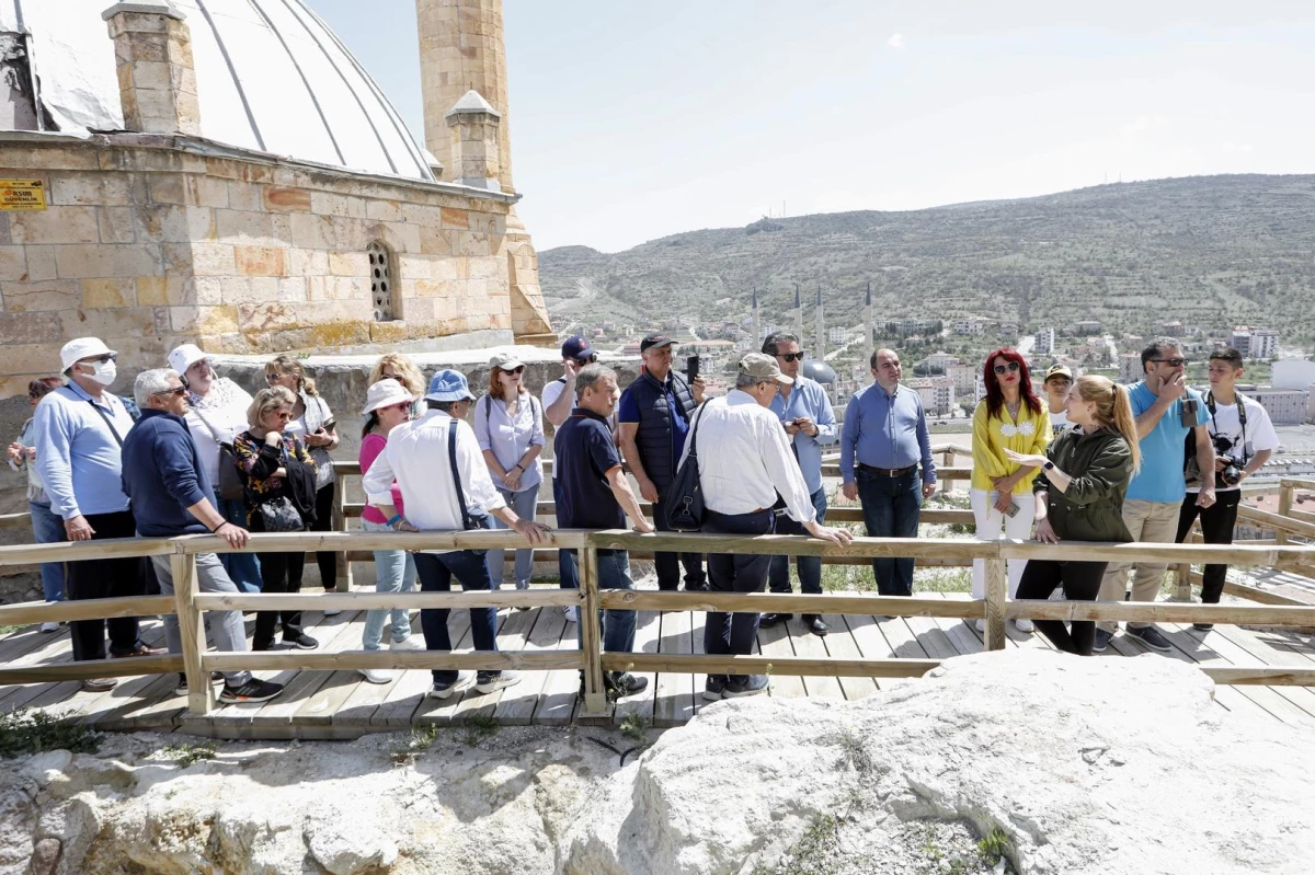 Yunan turistler Kapadokya'da tarihi yamaç yerleşimi Kayaşehir'i gezdi
