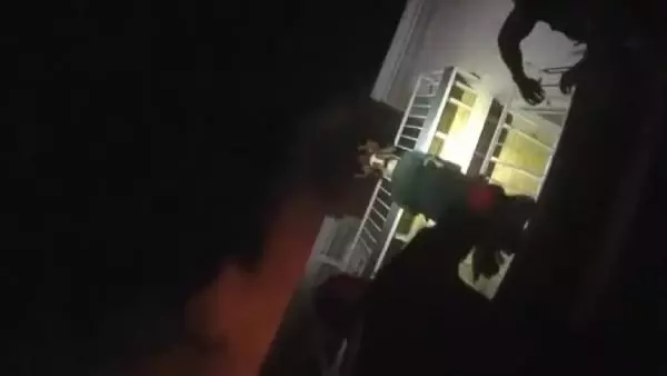 ABD'de 1 yaşındaki bebeğin yangından kurtarılma anları kameraya yansıdı ABD'de 1 yaşındaki bebeğin yangından kurtarılma anları kameraya yansıdı