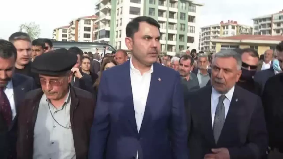 Bakan Kurum, Sürsürü Mahallesinde yapımı tamamlanan deprem konutlarında incelemelerde bulundu