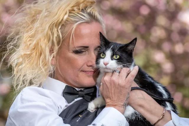 Ev sahipleri evcil hayvan istemeyince kedisiyle nikah masasına oturdu