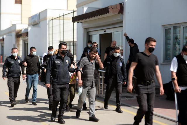 Evinde uyuşturucuyla yakalanan torbacı ailesine böyle isyan etti: Bir tane ablam var, beni bütün memlekete reklam etti Evinde uyuşturucuyla yakalanan torbacı ailesine böyle isyan etti: Bir tane ablam var, beni bütün memlekete reklam etti