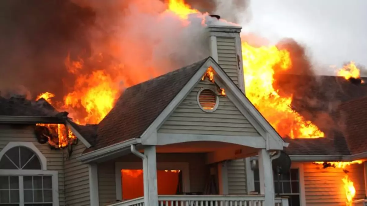 Evinde yangın çıkan kadın, kocasının kurtarılmasını engelledi