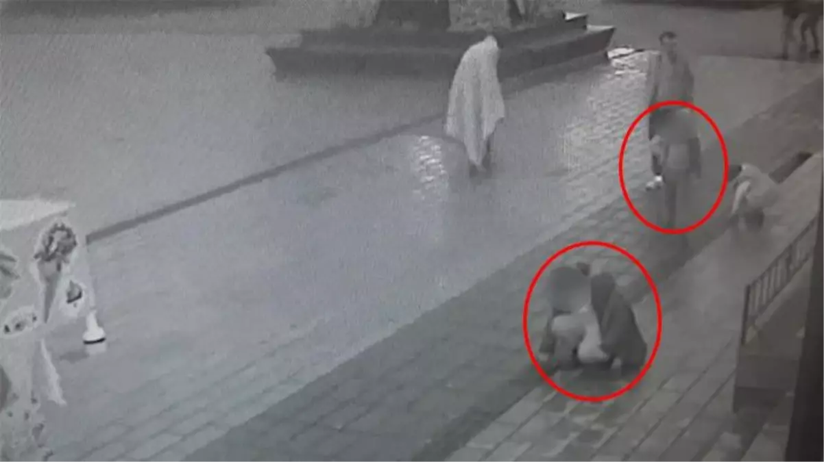 Gündüz dilenci akşam hırsızlar! Mahalleliyi bezdiren çocukların mazgal çalma anı kamerada