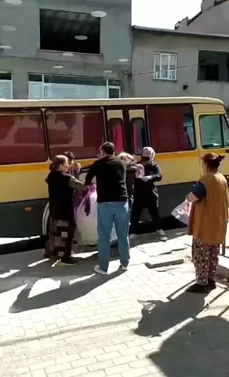 Yer anlaşmazlığı yaşayan kağıt toplayıcısı iki kadın, saçlarından kan gelene kadar kavga etti Yer anlaşmazlığı yaşayan kağıt toplayıcısı iki kadın, saçlarından kan gelene kadar kavga etti