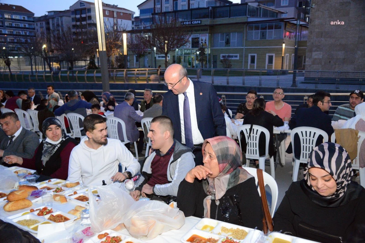 Kırşehir Belediye Başkanı Ekicioğlu, Sabriye Hasan Kılıç Engelsiz Yaşam Merkezi'nde İftar Programına Katıldı