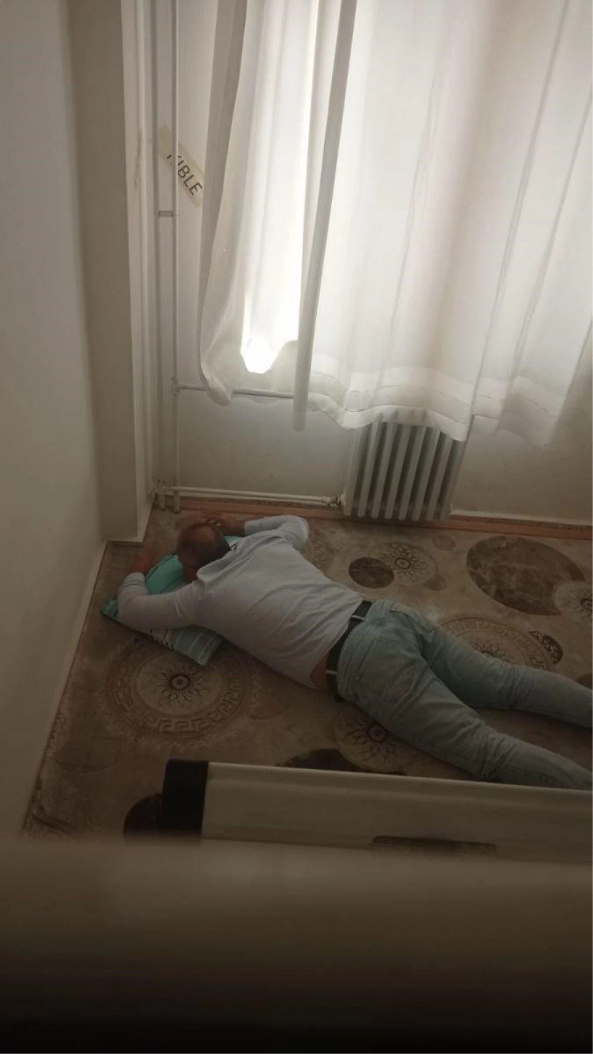 Okul Müdürü Mescitte Uyurken Fotoğraflandı, Fotoğrafı Çekenler Hakkında Soruşturma Açıldı