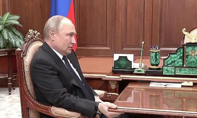 Putin'in ortaya çıkan yeni görüntüsü hastalık iddialarını kuvvetlendirdi Putin'in ortaya çıkan yeni görüntüsü hastalık iddialarını kuvvetlendirdi