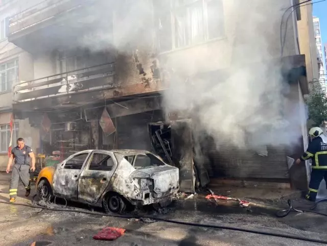 Son dakika... Takside yangın çıktı, iş yeri ile iki katlı ev yandı Son dakika... Takside yangın çıktı, iş yeri ile iki katlı ev yandı