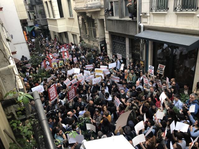 Taksim'de toplanan kalabalık Gezi Parkı davasında çıkan kararları protesto etti Taksim'de toplanan kalabalık Gezi Parkı davasında çıkan kararları protesto etti