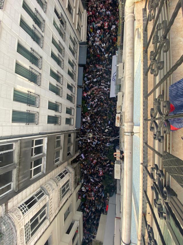 Taksim'de toplanan kalabalık Gezi Parkı davasında çıkan kararları protesto etti Taksim'de toplanan kalabalık Gezi Parkı davasında çıkan kararları protesto etti