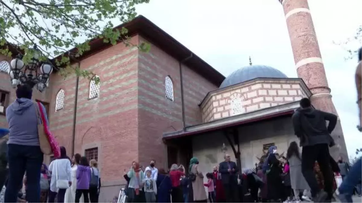 Ankaralılar, Kadir Gecesi'nde iftarını Hacı Bayram Veli Camisi'nde açtı
