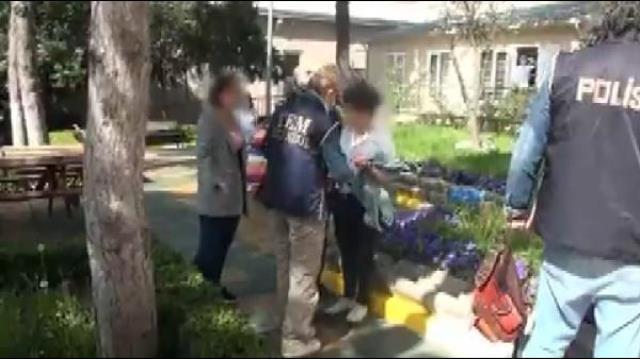 İBB çalışanı teröristlerle fotoğrafı ortaya çıkınca gözaltına alındı İBB çalışanı teröristlerle fotoğrafı ortaya çıkınca gözaltına alındı