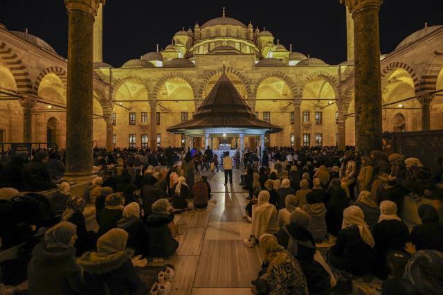 Kadir Gecesi'nde İstanbul'da camiler doldu taştı