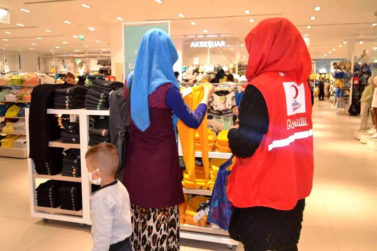 Afyonkarahisar'da Türk Kızılay'dan 125 çocuğa kıyafet yardımı