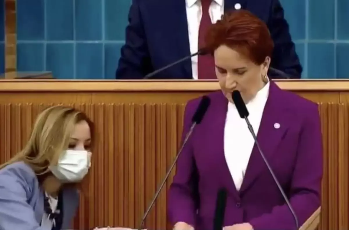 Konuşması sırasında prompter'ı bozulan Akşener'in zor anları! Gerginliği yüzüne de yansıdı