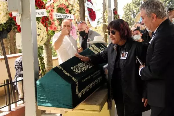 Rapçi Berk Bayındır son yolculuğuna uğurlandı Rapçi Berk Bayındır son yolculuğuna uğurlandı