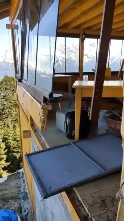 Aç kalan ayılar yayladaki işletmenin altını üstüne getirdi