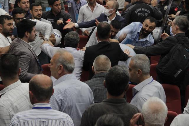 Altay kongresinde kıyameti koparan söz! Genel kurulun yapıldığı salon boks ringine döndü