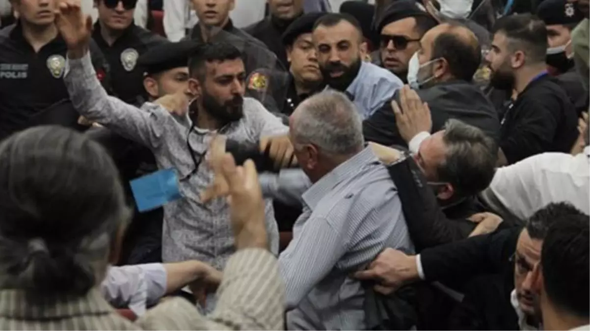 Altay kongresinde kıyameti koparan söz! Genel kurulun yapıldığı salon boks ringine döndü