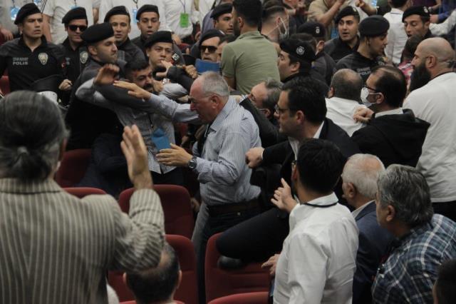 Altay kongresinde kıyameti koparan söz! Genel kurulun yapıldığı salon boks ringine döndü