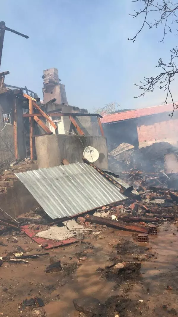 Çalıları yakmak isterken kendi evini yakıp kül etti