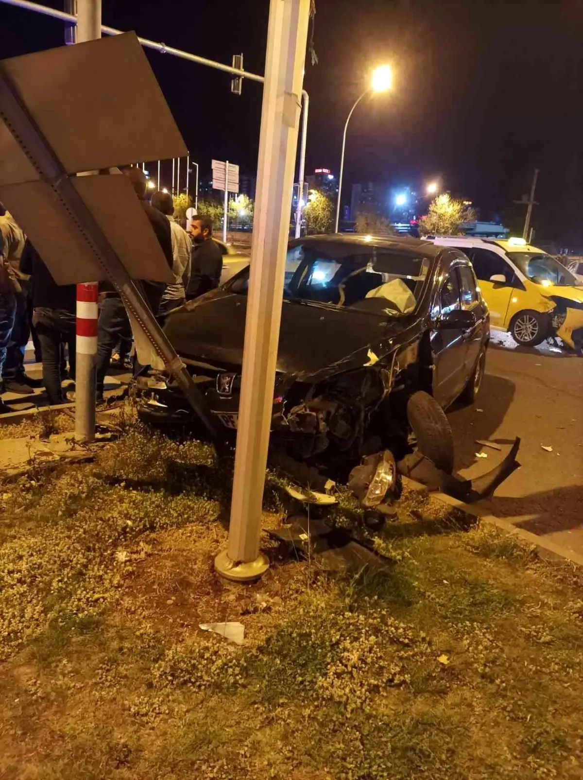 Son dakika haberleri... Diyarbakır'da ticari taksi ile otomobil kafa kafaya çarpıştı: 2 yaralı