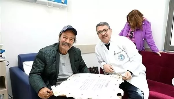 Ünlü oyuncu Kadir İnanır'ın son görüntüsündeki keyifsizliği dikkat çekti Ünlü oyuncu Kadir İnanır'ın son görüntüsündeki keyifsizliği dikkat çekti