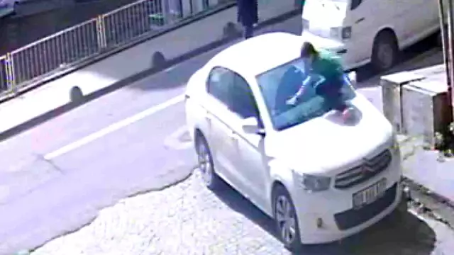 Otomobiline saldırı düzenlendiğini sandı, kameraları izleyince küçük çocuğun canını kurtarmaya çalıştığını öğrendi Otomobiline saldırı düzenlendiğini sandı, kameraları izleyince küçük çocuğun canını kurtarmaya çalıştığını öğrendi