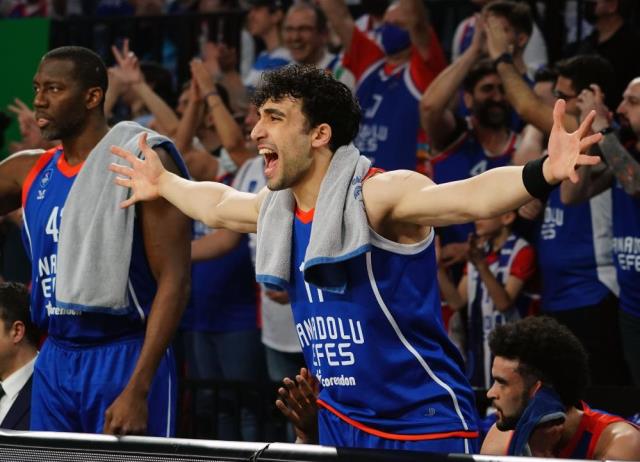 Son Dakika! Avrupa'da destan yazmaya devam ediyorlar! Anadolu Efes üst üste 3. kez Final Four'da Son Dakika! Avrupa'da destan yazmaya devam ediyorlar! Anadolu Efes üst üste 3. kez Final Four'da