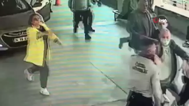 İstanbul'da hastane önünde park kavgası! Güvenlik görevlileri ve hasta yakınları birbirine girdi İstanbul'da hastane önünde park kavgası! Güvenlik görevlileri ve hasta yakınları birbirine girdi