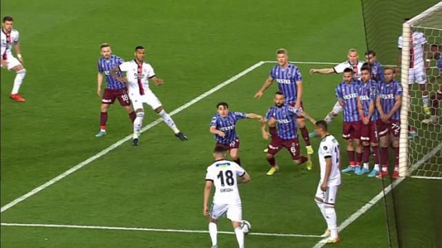 TFF'de kritik toplantı! Trabzonspor'un şampiyonluğu ertelenebilir TFF'de kritik toplantı! Trabzonspor'un şampiyonluğu ertelenebilir