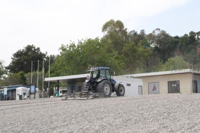 Antalya'nın dünyaca ünlü Konyaaltı sahilinde traktörle düzenleme çalışması yapıldı