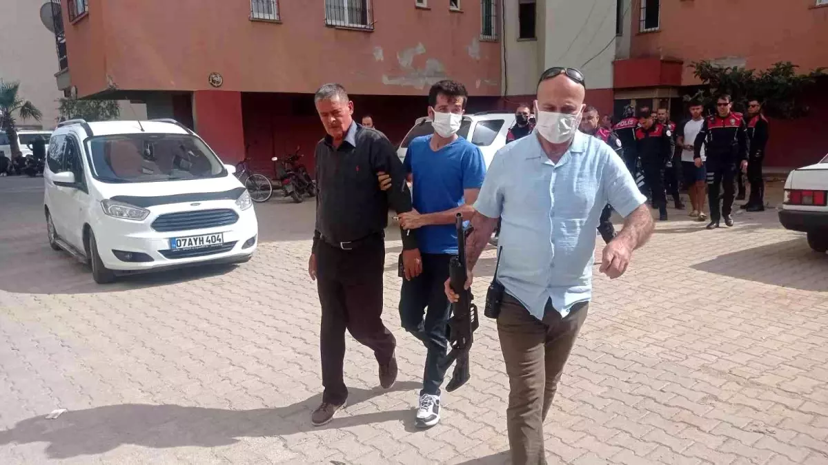 Apartmanın 4. Katından pompalı tüfekle dehşet saçan şahıs: 'Basmaya gelenleri vurun vurun yıkın tövbe ederler'